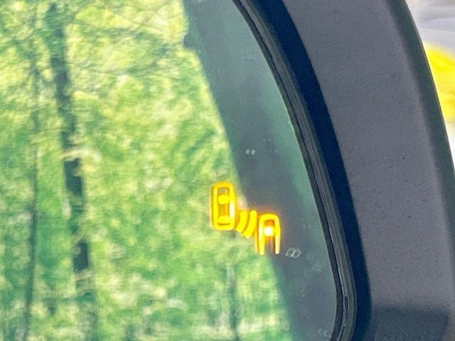 【ブラインドスポットモニター】走行中、ドアミラーの死角になりやすい箇所に後続車が接近するとサイドミラーのレンズに警告を表示！ドライバーに注意喚起をしてくれます。
