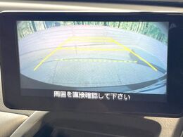 【バックカメラ】駐車時に後方がリアルタイム映像で確認できます。大型商業施設や立体駐車場での駐車時や、夜間のバック時に大活躍！運転スキルに関わらず、今や必須となった装備のひとつです！