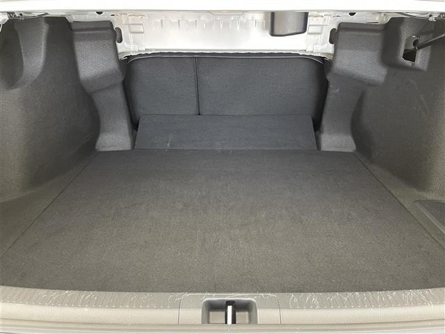 【トランク】積み込みやすくて、たっぷり積める荷室です。シートアレンジできるものは、乗車人数と荷物の量や大きさによってシートを動かすことができるので、より快適なドライブが可能です！
