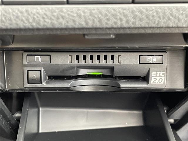 【純正ビルトインETC2.0（DSRC/ITSスポット）】ETCカードを挿入すれば料金所はノンストップで通過できます。ETC限定の割引や、高速道路の情報提供サービスを利用できます。