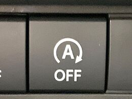 【アイドリングストップ】赤信号や渋滞で停車した際にエンジンを停止し、無駄な燃料の消費を抑えます。燃費向上や環境保護につなげる機能♪エンジンはブレーキを離せば再始動します。