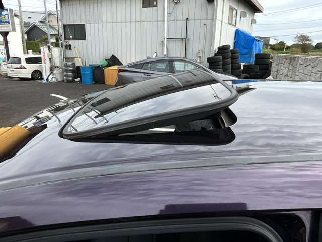 サンルーフ付きの車両になります。