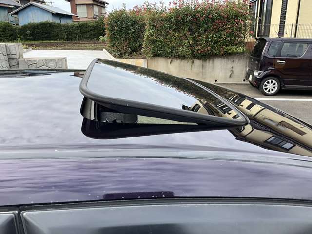 サンルーフ付きの車両になります。