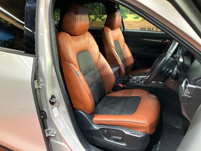 運転席シート廻りは使用感も少なく、良好な状態となっています。前オーナー様が丁寧に使っていたことがよくわかりますね。
