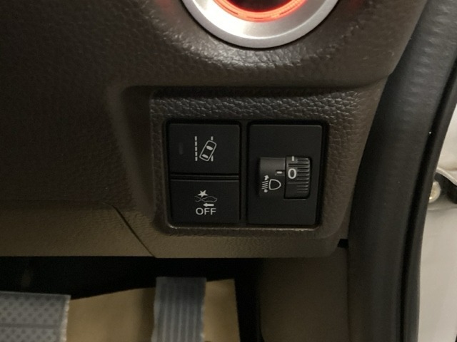 車線などの道路境界をはみ出しそうな時、インフォメーションとステアリング振動で警告してくれます。