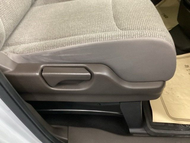 手動のレバーを使って、シートの高さや背もたれの角度を変えることができます。