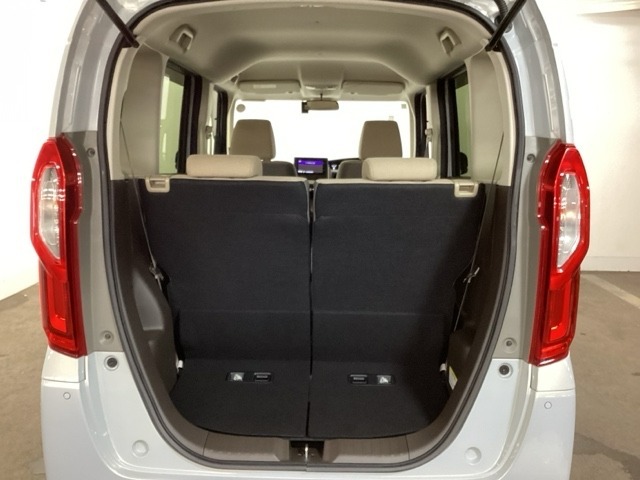 トランクの広さはどうです。　たくさんの荷物が積めます。