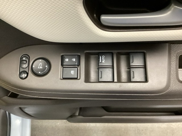 電動格納式リモコンドアミラーと、パワーウィンドウマスタースイッチ等は運転席ドアにあります。