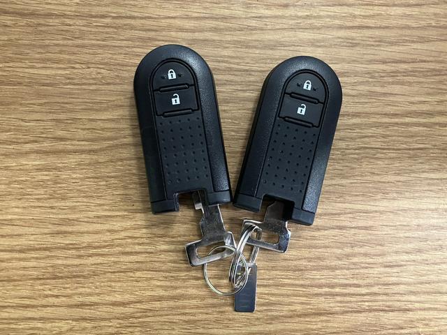 【スマートキー】　カードキーを携帯していれば、ドアハンドルのボタンを押すだけでロックの解除ができます