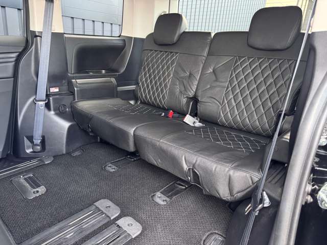 3列目のシートです。座面も大きく、長距離の乗車も快適です。シートカバーを装備しています。