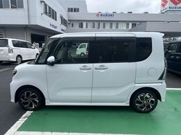 ミラクルオープンドアでピラーレスで車内に乗り込めます。