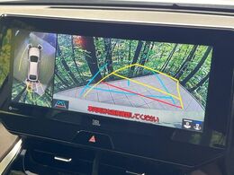 【パノラミックビューモニター】専用のカメラにより、上から見下ろしたような視点で360度クルマの周囲を確認することができます☆死角部分も確認しやすく、狭い場所での切り返しや駐車もスムーズに行えます。