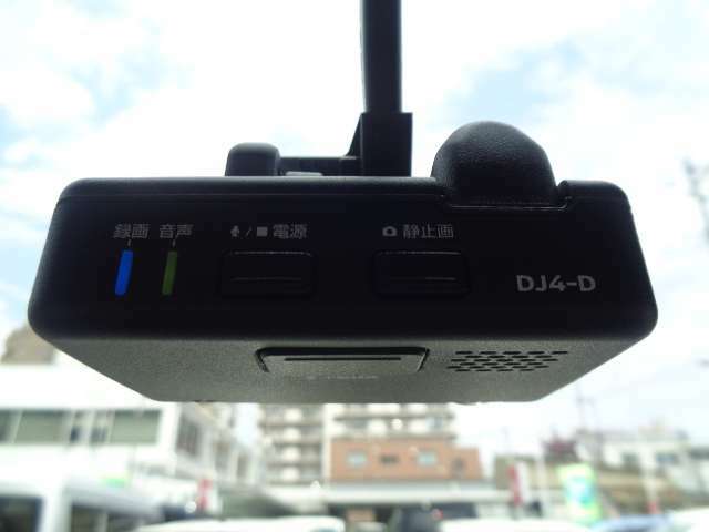 運転状況を、映像と音で記録するドライブレコ-ダ-。お問い合わせは03-5672-1023へ