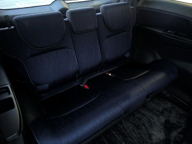 床下収納式のサードシートです。座席部分をコンパクトに収納でき、広大な荷室スペースとしてお使いいただけます！乗車人数や荷物の量など利用シーンに合わせて3列目を有効活用でき、とっても便利♪