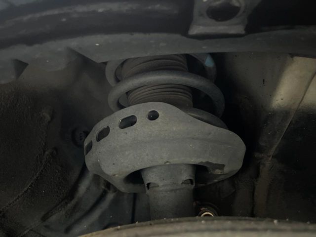 お車を安心してお乗りいただく為には、足回りの定期点検が欠かせません。サービスサポート（有償保証）では無料点検もご提供しており、安心のカーライフをお過ごしいただけるサポート体制が整っています。