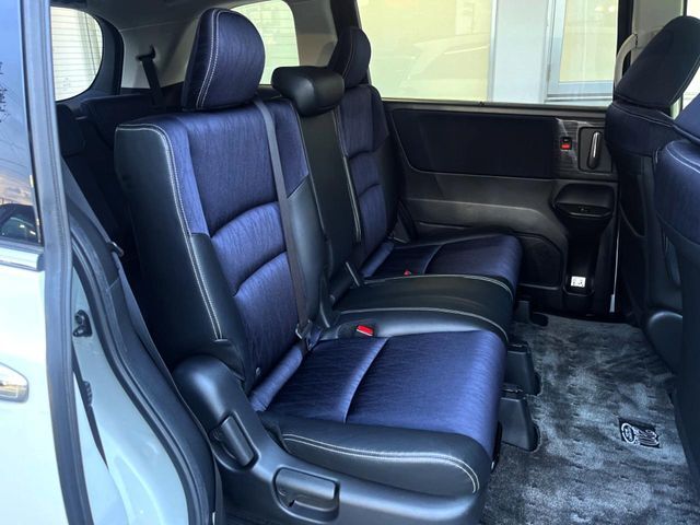 広々とした2列目シートは居住性が高く、居心地も快適！友達や家族とのお出かけにぴったりです。ベビーシートやチャイルドシート使用時も快適にお過ごしいただける十分な空間を確保しています。