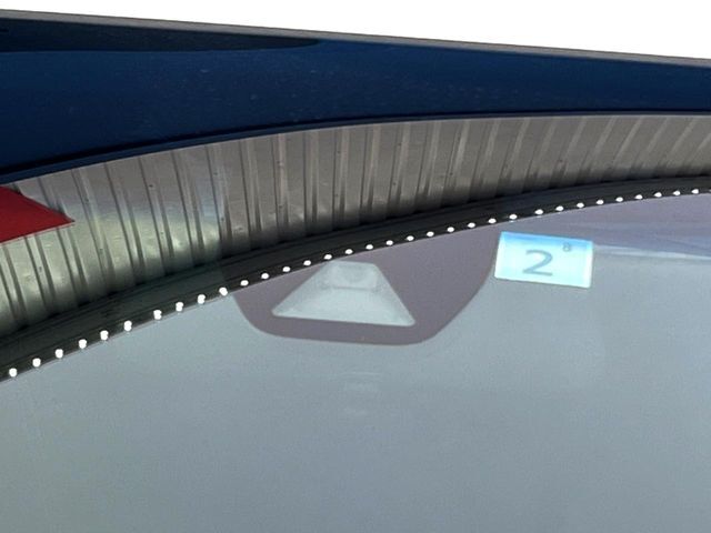 【ホンダセンシング】走行中に前方の車両等を認識し、衝突しそうな時は警報とブレーキで衝突回避と被害軽減をアシスト。より安全にドライブをお楽しみいただけます。