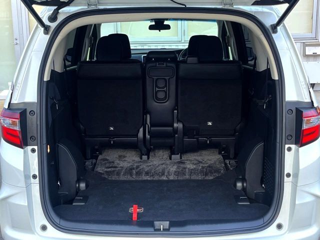 普段のお買い物や通勤、送迎等に十分な荷室スペースを確保しております。セカンドシートを倒すと、大きな荷物の積載も可能です♪