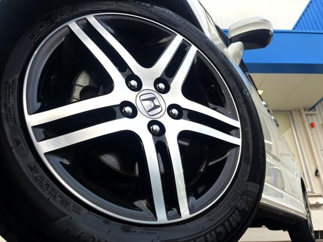 【純正17インチアルミホイール】外観にマッチした純正アルミホイールを装着しております。各種社外アルミホイールや、スタッドレスタイヤも取扱いしております。是非ご相談ください♪