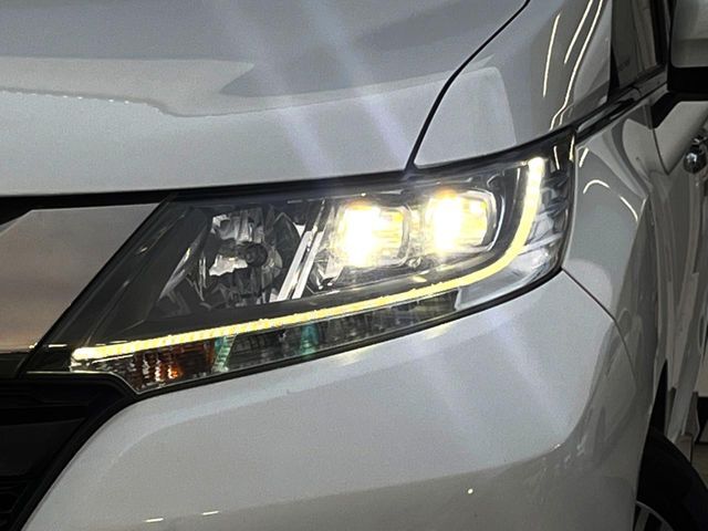 【LEDヘッドライト】悪天候や夜間走行時も良好な視界を確保し安心して運転できる高輝度LEDヘッドライトを装備！点灯速度が早く、消費電力も抑えられています。