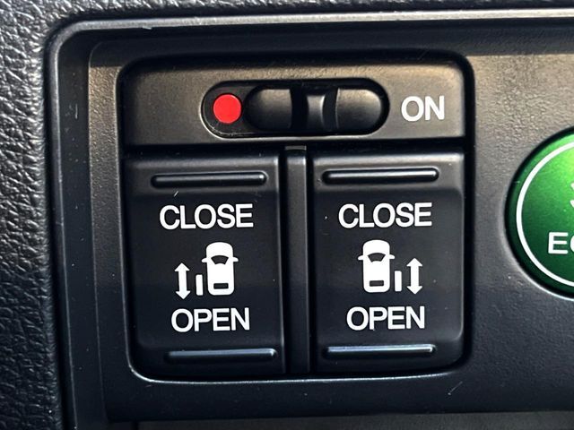 【両側パワースライドドア】スマートキーや運転席のスイッチで後席両側スライドドアの開閉が可能♪電動だから力を入れてドアを開ける必要が無く、小さなお子様でも簡単に開け閉めでき快適です♪