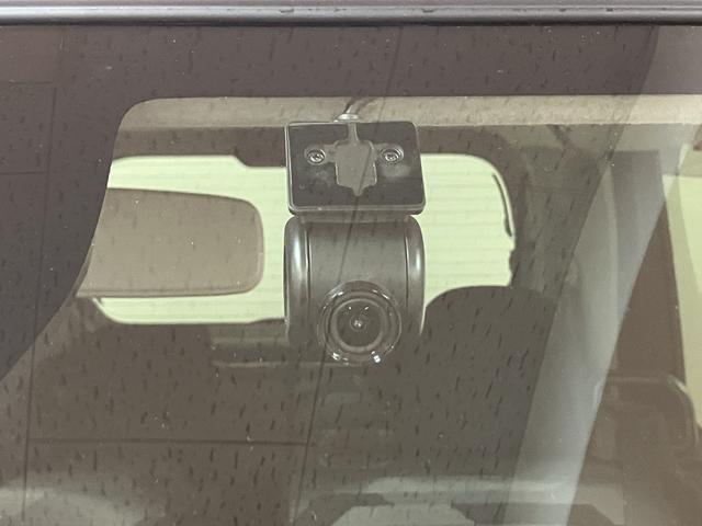 カーナビ連動の純正ドライブレコーダーを装備☆　事故直前・直後のデータを記録しておくことで、客観的な検証を行うことができるので、もしもの時の為に安心の装備です☆　今や必須装備ですね♪