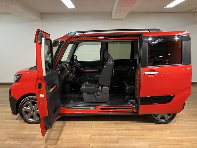 ミラクルオープンドアは前後のドアにピラーを内蔵することによって生まれた大開口のドアで大きな荷物の出し入れも、お子さまとの乗り降りもスムーズ。両側スライドドアなので狭い駐車場や壁際でも安心です♪