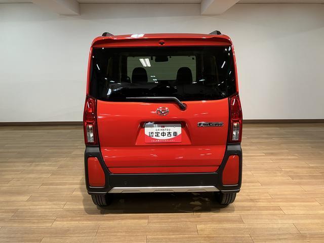 跳ね上げ式のバックドアで雨の日の荷物の積み下ろしも安心♪