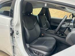 【レザーシート】ならではの高級感あふれる内装がこたわりのアイテム。見た目の高級感とより上質な座り心地をお楽しみください。