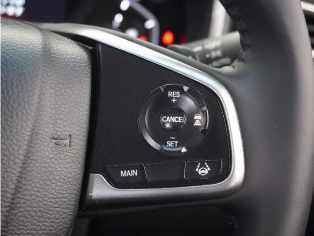 【アダプティブクルーズコントロール】予め設定した車速内でクルマが自動的に加減速。前走車との適切な車間距離を維持しながら追従走行します。【LKAS】車線維持支援システムでステアリング操作を支援。