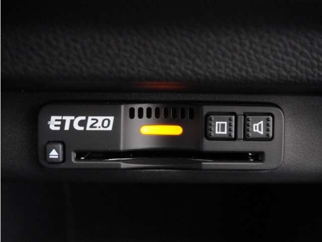 ◆ETC2.0装着◆進化したドライブ体験。料金収受システムだけだったETCが生まれ変わって、高速道路を賢く使うETC2.0に進化しました。多彩な情報サービスが便利で快適なドライブ体験を提供します。