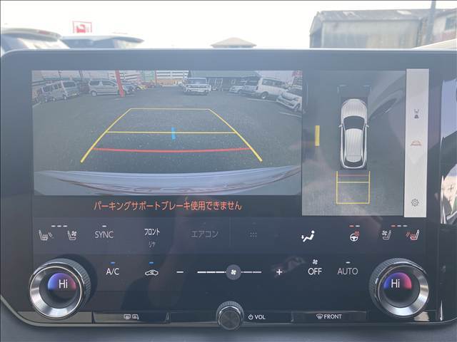 ★パノラミックビューモニター★運転席周辺のカメラからディスプレイに表示され「VIEW」のスイッチで映像を切り替える事ができます。駐車時などには安心な装備です♪