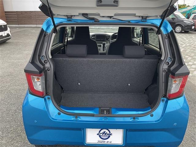 荷物が沢山詰める大きな荷室です。