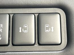 【両側パワースライドドア】スマートキーや運転席のスイッチで後席両側スライドドアの開閉が可能♪電動だから力を入れてドアを開ける必要が無く、小さなお子様でも簡単に開け閉めでき快適です♪