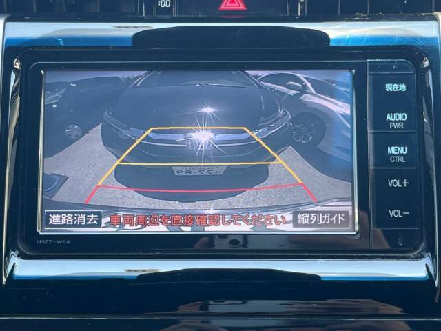 【バックカメラ】駐車時に後方がリアルタイム映像で確認できます。大型商業施設や立体駐車場での駐車時や、夜間のバック時に大活躍！運転スキルに関わらず、今や必須となった装備のひとつです！