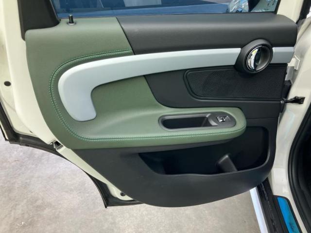 WECARSでは各商談席に大型モニターをご用意しております！見やすい大画面でゆったりと全国の在庫をご覧いただけます！是非ご来店お待ちしております！