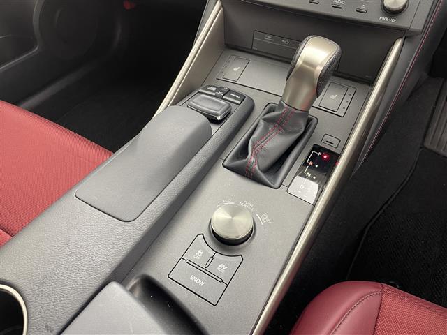 【Fスポーツ専用革巻きシフトノブ】
