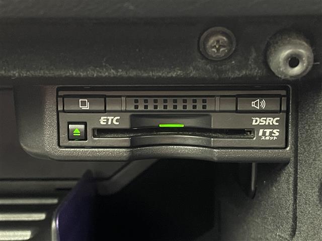 【ETC2.0（DSRC/ITSスポット）】ETCカードを挿入すれば料金所はノンストップで通過できます。ETC限定の割引や、高速道路の情報提供サービスを利用できます。