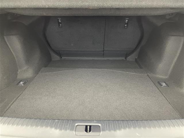 【トランク】積み込みやすくて、たっぷり積める荷室です。シートアレンジできるものは、乗車人数と荷物の量や大きさによってシートを動かすことができるので、より快適なドライブが可能です！