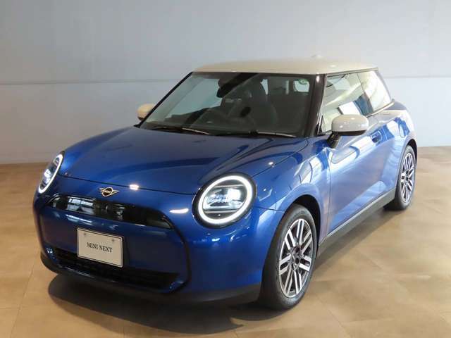 フロントフェイスはMINIアイコンとして永らく愛されるデザイン性の良さと、ブランドの魅力を感じる事ができます。