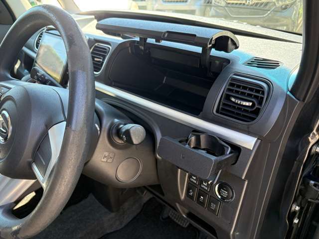 運転席前の収納BOX・ハンドルにスレが有ります