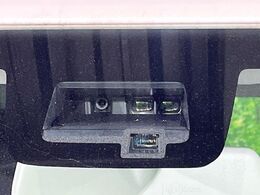 【スズキ　セーフティサポート】走行中に前方の車両等を認識し、衝突しそうな時は警報とブレーキで衝突回避と被害軽減をアシスト。より安全にドライブをお楽しみいただけます。