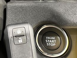 【キーレススタートシステム】カバンやポケットに入れたままでもドアの施錠・解錠が可能なスマートキーを装備。エンジンのオン・オフ時もカギを取り出す必要が無いからとっても便利です♪