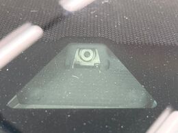 【ホンダセンシング】走行中に前方の車両等を認識し、衝突しそうな時は警報とブレーキで衝突回避と被害軽減をアシスト。より安全にドライブをお楽しみいただけます。
