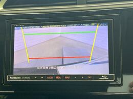 【バックカメラ】駐車時に後方がリアルタイム映像で確認できます。大型商業施設や立体駐車場での駐車時や、夜間のバック時に大活躍！運転スキルに関わらず、今や必須となった装備のひとつです！
