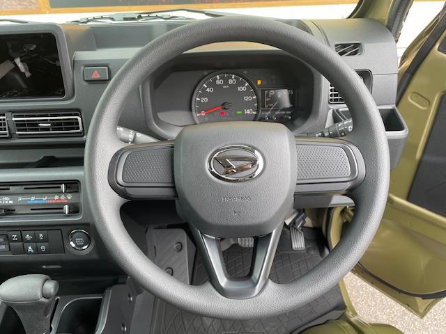 【ステアリング】軽い力で扱いやすいハンドルです。目立つ傷やスレなどなく綺麗な状態です！除菌プランいれていただくとさらに快適に！清潔なお車はお子様にも安心ですね！