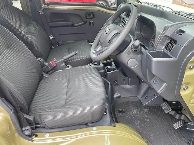 【運転席】座り心地が良いシートなので長時間の運転でも快適にお過ごしいただけます。新品のフロアマットのご注文も可能です。掲載箇所以外にご希望の写真がございましたらお気軽にお問い合わせ下さい。