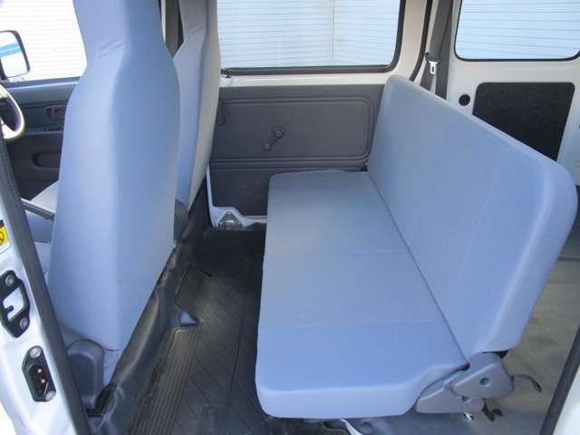 2列目シートも綺麗です。