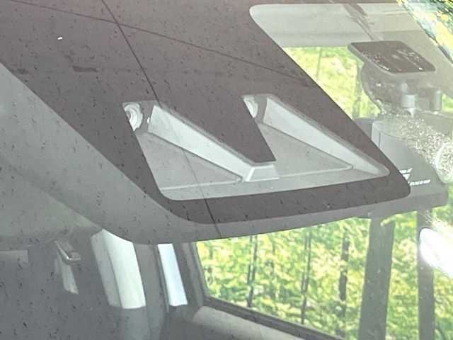 【スマートアシスト】走行中に前方の車両等を認識し、衝突しそうな時は警報とブレーキで衝突回避と被害軽減をアシスト。より安全にドライブをお楽しみいただけます。