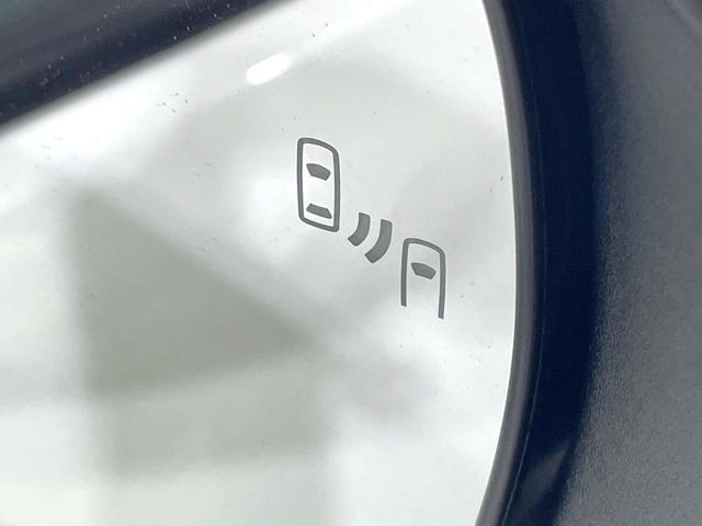 【ブラインドスポットモニター】走行中、ドアミラーの死角になりやすい箇所に後続車が接近するとサイドミラーのレンズに警告を表示！ドライバーに注意喚起をしてくれます。